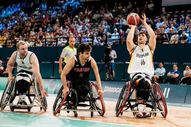 Paris 2024 Paralympics: Rollstuhlbasketball Deutschland - Kanada Herren, 02.09.2024 PARIS, FRANKREICH 02. September - Rollstuhlbasketball Deutschland - Kanada Herren Paris 2024 Paralympics am 02.09.2024 in der Bercy Arena in Paris Frankreich. Garrett Ostepchuk (Kanada, 5), Thomas Reier (Deutschland, 16) im Wurf Copyright: xBEAUTIFULxSPORTS Wunderlx