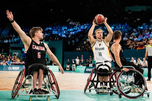 Paris 2024 Paralympics: Rollstuhlbasketball Deutschland - Kanada Herren, 02.09.2024 PARIS, FRANKREICH 02. September - Rollstuhlbasketball Deutschland - Kanada Herren Paris 2024 Paralympics am 02.09.2024 in der Bercy Arena in Paris Frankreich. Julian Lammering (Deutschland, 18) im Wurf, Nikola Goncin (Kanada, 4) Copyright: xBEAUTIFULxSPORTS Wunderlx