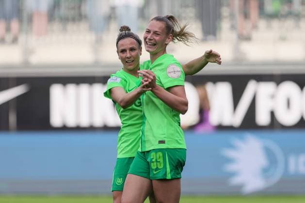 v.li.: Svenja Huth (VfL Wolfsburg, 10) und Torschützin Sarai Linder (VfL Wolfsburg, 39) mit Torjubel, Jubel, jubeln, jubelt, optimistisch, Spielszene, Highlight, Freude über das Tor zum 1:0, DIE DFB-RICHTLINIEN UNTERSAGEN JEGLICHE NUTZUNG VON FOTOS ALS SEQUENZBILDER UND ODER VIDEOÄHNLICHE FOTOSTRECKEN. DFB REGULATIONS PROHIBIT ANY USE OF PHOTOGRAPHS AS IMAGE SEQUENCES AND OR QUASI-VIDEO., 02.09.2024, Wolfsburg (Deutschland), Fussball, Google Pixel Frauen-Bundesliga, VfL Wolfsburg - SV Werder Bremen