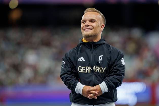 Paralympics (Para Leichtathletik); Paris, 02.09.2024 KAPPEL Niko (F41 GER Para Leichtathletik) bei der Siegerehrung, Paralympics (Para Leichtathletik) am 02.09.24 im Stade de France in Paris (Frankreich). Copyright: xBEAUTIFULxSPORTS B.Hoffmannx