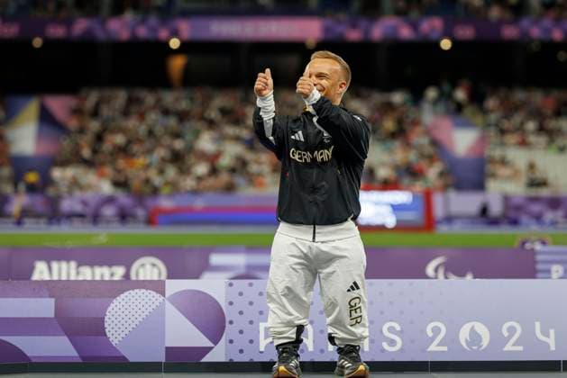 Paralympics (Para Leichtathletik); Paris, 02.09.2024 KAPPEL Niko (F41 GER Para Leichtathletik) bei der Siegerehrung, Paralympics (Para Leichtathletik) am 02.09.24 im Stade de France in Paris (Frankreich). Copyright: xBEAUTIFULxSPORTS B.Hoffmannx
