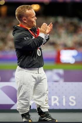 Paralympics (Para Leichtathletik); Paris, 02.09.2024 KAPPEL Niko (F41 GER Para Leichtathletik) bei der Siegerehrung, Paralympics (Para Leichtathletik) am 02.09.24 im Stade de France in Paris (Frankreich). Copyright: xBEAUTIFULxSPORTS B.Hoffmannx