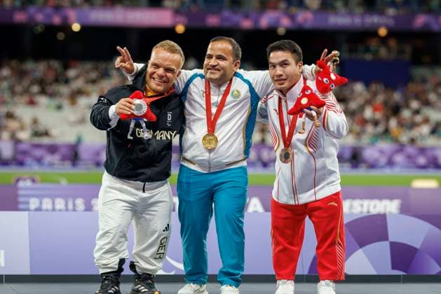 Paralympics (Para Leichtathletik); Paris, 02.09.2024 KAPPEL Niko (F41 GER Para Leichtathletik) bei der Siegerehrung, Paralympics (Para Leichtathletik) am 02.09.24 im Stade de France in Paris (Frankreich). Copyright: xBEAUTIFULxSPORTS B.Hoffmannx