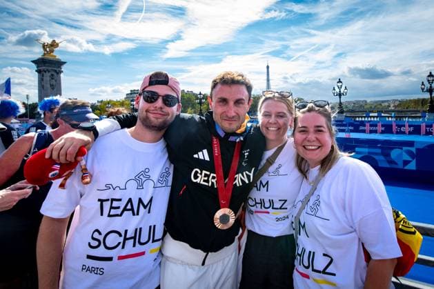 Sport Themen der Woche KW36 Sport Bilder des Tages Para Triathlon - Paris 2024 Summer Paralympics Games: Day 5 Para Triathlon - Paris 2024 Summer Paralympics Games: Day 5 Pont Alexandre III PARIS, FRANCE - September 02: Martin SCHULZ, date of birth 17.03.1990, place of birth Oschatz, startclass PTS5, before, during and after the Para Triathlon competition with friends and familiy Paris Frankreich