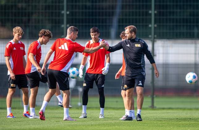 Sport Themen der Woche KW36 Fussball, Herren, Saison 2024 2025, 1. Bundesliga, 1. FC Union Berlin, Training, Trainer Bo Svensson (1. FC Union Berlin) begrüßt Andrej Ilic (1. FC Union Berlin), 03.09. 2024, *** Football, Men, Season 2024 2025, 1 Bundesliga, 1 FC Union Berlin, Training, Coach Bo Svensson 1 FC Union Berlin welcomes Andrej Ilic 1 FC Union Berlin , 03 09 2024, Copyright: xSebastianxRäppold MatthiasxKochx