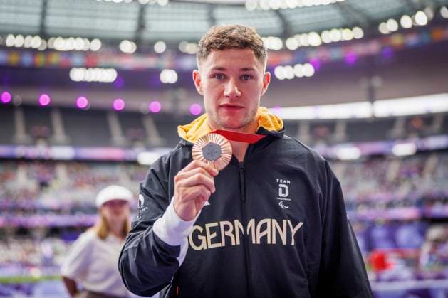 Sport Themen der Woche KW36 Sport Bilder des Tages Paralympics (Para Leichtathletik); Paris, 03.09.2024 Bronze Siegerehrung STRENG Felix (T64 GER Para Leichtathletik), 100m; Paralympics (Para Leichtathletik) am 03.09.2024 im Stade de France in Paris (Frankreich). *** Paralympics Para Athletics Paris, 03 09 2024 Bronze Award Ceremony STRENG Felix T64 GER Para Athletics , 100m Paralympics Para Athletics on 03 09 2024 at the Stade de France in Paris France Copyright: xBEAUTIFULxSPORTS AxelxKohringx