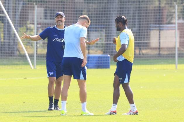 DEU, DFL, 2. FBL Hertha BSC, Training, 03.09.2024, Sportforum, Berlin, DEU, DFL, 2. FBL Hertha BSC, Training, im Bild Cheftrainer Cristian Fiel (Hertha BSC Berlin), Luca Schuler (Hertha BSC Berlin 18), Deyovaisio Zeefuik (Hertha BSC Berlin 42) DFL - regulations prohibit any use of Photographs as image sequences and or quasi-video Foto: Juergen Engler nordphoto GmbH