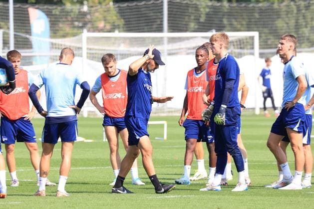 DEU, DFL, 2. FBL Hertha BSC, Training, 03.09.2024, Sportforum, Berlin, DEU, DFL, 2. FBL Hertha BSC, Training, im Bild Cheftrainer Cristian Fiel (Hertha BSC Berlin), Hertha-Spielerkreis DFL - regulations prohibit any use of Photographs as image sequences and or quasi-video Foto: Juergen Engler nordphoto GmbH