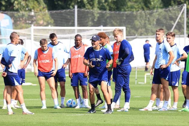 DEU, DFL, 2. FBL Hertha BSC, Training, 03.09.2024, Sportforum, Berlin, DEU, DFL, 2. FBL Hertha BSC, Training, im Bild Cheftrainer Cristian Fiel (Hertha BSC Berlin), Hertha-Spielerkreis DFL - regulations prohibit any use of Photographs as image sequences and or quasi-video Foto: Juergen Engler nordphoto GmbH
