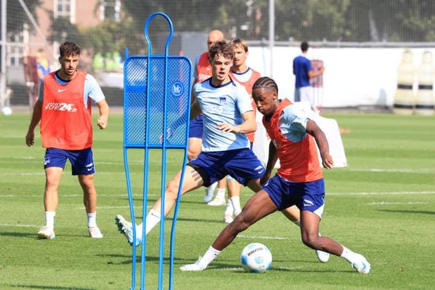 DEU, DFL, 2. FBL Hertha BSC, Training, 03.09.2024, Sportforum, Berlin, DEU, DFL, 2. FBL Hertha BSC, Training, im Bild Pascal Klemens (Hertha BSC Berlin 41), Bradley Ibrahim (Hertha BSC Berlin 23) DFL - regulations prohibit any use of Photographs as image sequences and or quasi-video Foto: Juergen Engler nordphoto GmbH