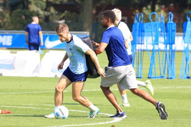 DEU, DFL, 2. FBL Hertha BSC, Training, 03.09.2024, Sportforum, Berlin, DEU, DFL, 2. FBL Hertha BSC, Training, im Bild Physiotherapeut Frederick Syna (Hertha BSC), Jonjoe Kenny (Hertha BSC Berlin 16) DFL - regulations prohibit any use of Photographs as image sequences and or quasi-video Foto: Juergen Engler nordphoto GmbH