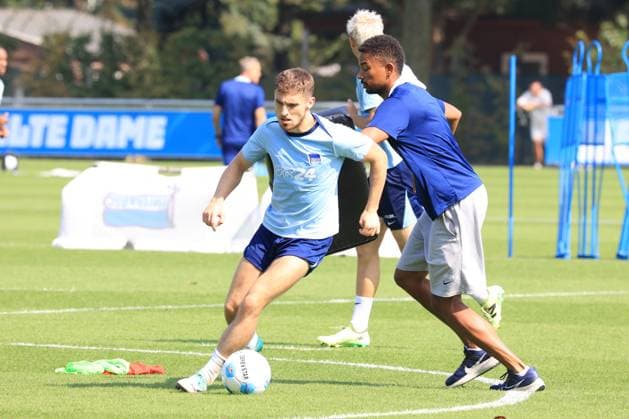 DEU, DFL, 2. FBL Hertha BSC, Training, 03.09.2024, Sportforum, Berlin, DEU, DFL, 2. FBL Hertha BSC, Training, im Bild Physiotherapeut Frederick Syna (Hertha BSC), Jonjoe Kenny (Hertha BSC Berlin 16) DFL - regulations prohibit any use of Photographs as image sequences and or quasi-video Foto: Juergen Engler nordphoto GmbH