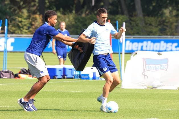 DEU, DFL, 2. FBL Hertha BSC, Training, 03.09.2024, Sportforum, Berlin, DEU, DFL, 2. FBL Hertha BSC, Training, im Bild Physiotherapeut Frederick Syna (Hertha BSC), Smail Prevljak (Hertha BSC Berlin 9) DFL - regulations prohibit any use of Photographs as image sequences and or quasi-video Foto: Juergen Engler nordphoto GmbH