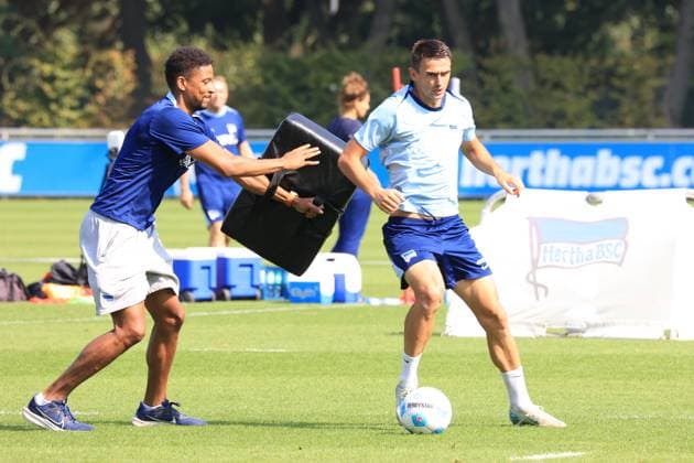 DEU, DFL, 2. FBL Hertha BSC, Training, 03.09.2024, Sportforum, Berlin, DEU, DFL, 2. FBL Hertha BSC, Training, im Bild Physiotherapeut Frederick Syna (Hertha BSC), Smail Prevljak (Hertha BSC Berlin 9) DFL - regulations prohibit any use of Photographs as image sequences and or quasi-video Foto: Juergen Engler nordphoto GmbH