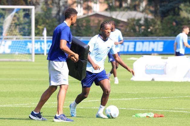 DEU, DFL, 2. FBL Hertha BSC, Training, 03.09.2024, Sportforum, Berlin, DEU, DFL, 2. FBL Hertha BSC, Training, im Bild Physiotherapeut Frederick Syna (Hertha BSC), Bradley Ibrahim (Hertha BSC Berlin 23) DFL - regulations prohibit any use of Photographs as image sequences and or quasi-video Foto: Juergen Engler nordphoto GmbH