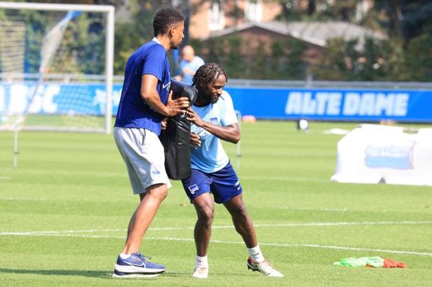 DEU, DFL, 2. FBL Hertha BSC, Training, 03.09.2024, Sportforum, Berlin, DEU, DFL, 2. FBL Hertha BSC, Training, im Bild Physiotherapeut Frederick Syna (Hertha BSC), Deyovaisio Zeefuik (Hertha BSC Berlin 42) DFL - regulations prohibit any use of Photographs as image sequences and or quasi-video Foto: Juergen Engler nordphoto GmbH