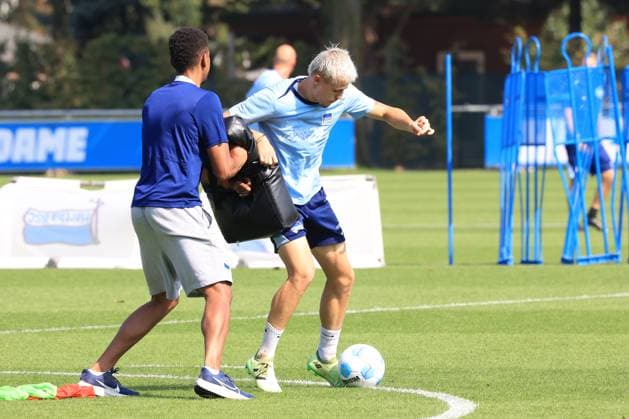 DEU, DFL, 2. FBL Hertha BSC, Training, 03.09.2024, Sportforum, Berlin, DEU, DFL, 2. FBL Hertha BSC, Training, im Bild Physiotherapeut Frederick Syna (Hertha BSC), Marten Winkler (Hertha BSC Berlin 22) DFL - regulations prohibit any use of Photographs as image sequences and or quasi-video Foto: Juergen Engler nordphoto GmbH