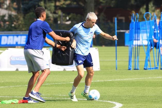 DEU, DFL, 2. FBL Hertha BSC, Training, 03.09.2024, Sportforum, Berlin, DEU, DFL, 2. FBL Hertha BSC, Training, im Bild Physiotherapeut Frederick Syna (Hertha BSC), Marten Winkler (Hertha BSC Berlin 22) DFL - regulations prohibit any use of Photographs as image sequences and or quasi-video Foto: Juergen Engler nordphoto GmbH