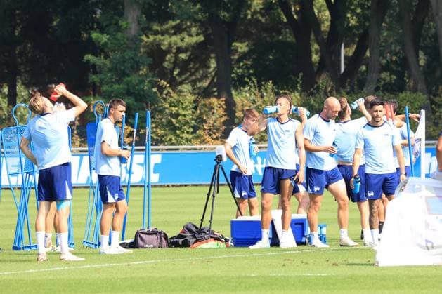 DEU, DFL, 2. FBL Hertha BSC, Training, 03.09.2024, Sportforum, Berlin, DEU, DFL, 2. FBL Hertha BSC, Training, im Bild Trinkpause, Hertha-Spielerkreis DFL - regulations prohibit any use of Photographs as image sequences and or quasi-video Foto: Juergen Engler nordphoto GmbH