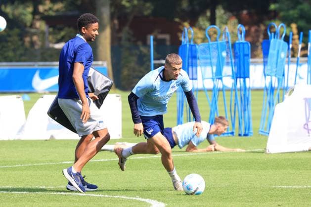 DEU, DFL, 2. FBL Hertha BSC, Training, 03.09.2024, Sportforum, Berlin, DEU, DFL, 2. FBL Hertha BSC, Training, im Bild Physiotherapeut Frederick Syna (Hertha BSC), Michael Cuisance (Hertha BSC Berlin 27) DFL - regulations prohibit any use of Photographs as image sequences and or quasi-video Foto: Juergen Engler nordphoto GmbH