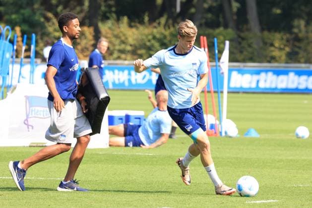DEU, DFL, 2. FBL Hertha BSC, Training, 03.09.2024, Sportforum, Berlin, DEU, DFL, 2. FBL Hertha BSC, Training, im Bild Physiotherapeut Frederick Syna (Hertha BSC), Luca Schuler (Hertha BSC Berlin 18) DFL - regulations prohibit any use of Photographs as image sequences and or quasi-video Foto: Juergen Engler nordphoto GmbH