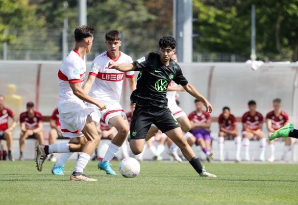 31.08.24 U19 VfB Stuttgart - U19 VfL Wolfsburg Deutschland, Stuttgart, 31.08.2024, Fussball, U19 DFB-Pokal, U19 VfB Stuttgart - U19 VfL Wolfsburg: v.l. Deli Hajdini, Mirza Catovic (beide VfB Stuttgart), Darwin Soylu (VfL Wolfsburg). *** 31 08 24 U19 VfB Stuttgart U19 VfL Wolfsburg Germany, Stuttgart, 31 08 2024, Football, U19 DFB Cup, U19 VfB Stuttgart U19 VfL Wolfsburg f l Deli Hajdini, Mirza Catovic both VfB Stuttgart , Darwin Soylu VfL Wolfsburg