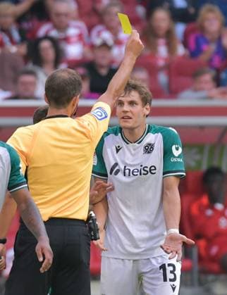 30.08.2024, xblx, Fussball 2.Bundesliga, Fortuna Duesseldorf - Hannover 96 emspor, v.l. Schiedsrichter Florian Heft, Gelbe Karte fuer, receive a yellow card, Max Christiansen (Hannover 96) (DFL DFB REGULATIONS PROHIBIT ANY USE OF PHOTOGRAPHS as IMAGE SEQUENCES and or QUASI-VIDEO) Duesseldorf