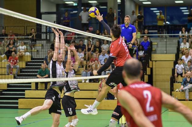 Yannick Menke (TV Rottenburg, 12) im Angriff gegen Philipp Herrmann (Barock Volleys MTV Ludwigsburg, 02) und Mykyta Shapovalov (Barock Volleys MTV Ludwigsburg, 12) TV Rottenburg - Barock Volleys MTV Ludwigsburg, Volleyball, Testspiel, 03.09.2024, TV Rottenburg - Barock Volleys MTV Ludwigsburg, Volleyball, Testspiel, 03.09.2024 Rottenburg Copyright: xEibner-Pressefoto RalphxKunzex EP_RKE