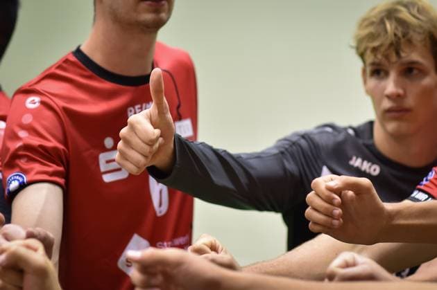 Auszeit, Daumen hoch, rechts Luca Wahrlich (TV Rottenburg, 13) TV Rottenburg - Barock Volleys MTV Ludwigsburg, Volleyball, Testspiel, 03.09.2024, TV Rottenburg - Barock Volleys MTV Ludwigsburg, Volleyball, Testspiel, 03.09.2024 Rottenburg Copyright: xEibner-Pressefoto RalphxKunzex EP_RKE