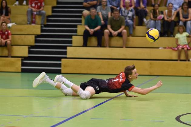 Laurin Schiegl (Barock Volleys MTV Ludwigsburg, 01) rettet an der Seitenlinie, TV Rottenburg - Barock Volleys MTV Ludwigsburg, Volleyball, Testspiel, 03.09.2024, TV Rottenburg - Barock Volleys MTV Ludwigsburg, Volleyball, Testspiel, 03.09.2024 Rottenburg Copyright: xEibner-Pressefoto RalphxKunzex EP_RKE