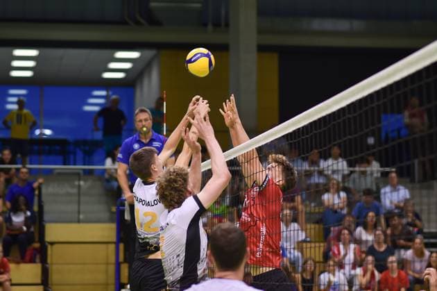 Kampf um den Ball ueber der Netzkante von Mykyta Shapovalov (Barock Volleys MTV Ludwigsburg, 12) hinten, Philipp Herrmann (Barock Volleys MTV Ludwigsburg, 02) vorn und Aurel Sprenger (TV Rottenburg, 17) TV Rottenburg - Barock Volleys MTV Ludwigsburg, Volleyball, Testspiel, 03.09.2024, TV Rottenburg - Barock Volleys MTV Ludwigsburg, Volleyball, Testspiel, 03.09.2024 Rottenburg Copyright: xEibner-Pressefoto RalphxKunzex EP_RKE