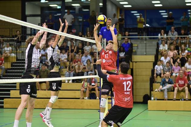 Aurel Sprenger (TV Rottenburg, 17) stellt Ball, im Vordergrund Yannick Menke (TV Rottenburg, 12) TV Rottenburg - Barock Volleys MTV Ludwigsburg, Volleyball, Testspiel, 03.09.2024, TV Rottenburg - Barock Volleys MTV Ludwigsburg, Volleyball, Testspiel, 03.09.2024 Rottenburg Copyright: xEibner-Pressefoto RalphxKunzex EP_RKE