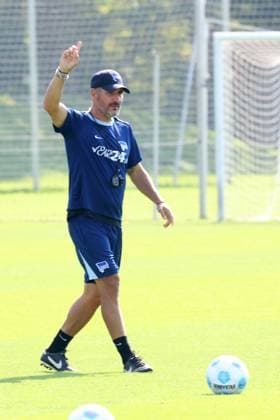 DEU, DFL, 2. FBL Hertha BSC, Training, 04.09.2024, Sportforum, Berlin, DEU, DFL, 2. FBL Hertha BSC, Training, im Bild Cheftrainer Cristian Fiel (Hertha BSC Berlin) DFL - regulations prohibit any use of Photographs as image sequences and or quasi-video Foto: Juergen Engler nordphoto GmbH