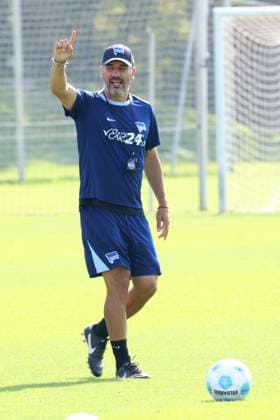 DEU, DFL, 2. FBL Hertha BSC, Training, 04.09.2024, Sportforum, Berlin, DEU, DFL, 2. FBL Hertha BSC, Training, im Bild Cheftrainer Cristian Fiel (Hertha BSC Berlin) DFL - regulations prohibit any use of Photographs as image sequences and or quasi-video Foto: Juergen Engler nordphoto GmbH