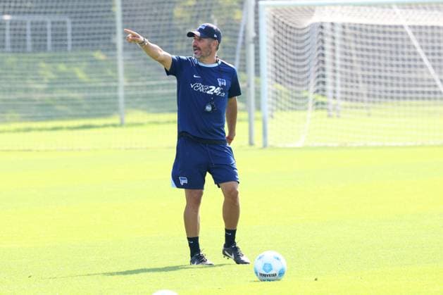 DEU, DFL, 2. FBL Hertha BSC, Training, 04.09.2024, Sportforum, Berlin, DEU, DFL, 2. FBL Hertha BSC, Training, im Bild Cheftrainer Cristian Fiel (Hertha BSC Berlin) DFL - regulations prohibit any use of Photographs as image sequences and or quasi-video Foto: Juergen Engler nordphoto GmbH