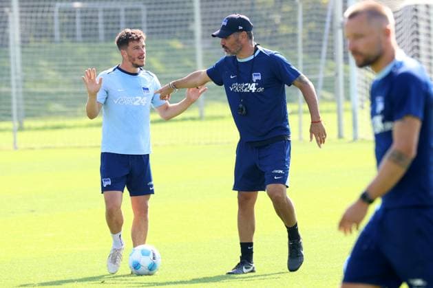 DEU, DFL, 2. FBL Hertha BSC, Training, 04.09.2024, Sportforum, Berlin, DEU, DFL, 2. FBL Hertha BSC, Training, im Bild Cheftrainer Cristian Fiel (Hertha BSC Berlin), Diego Demme (Hertha BSC Berlin 6) DFL - regulations prohibit any use of Photographs as image sequences and or quasi-video Foto: Juergen Engler nordphoto GmbH