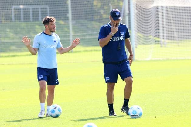 DEU, DFL, 2. FBL Hertha BSC, Training, 04.09.2024, Sportforum, Berlin, DEU, DFL, 2. FBL Hertha BSC, Training, im Bild Cheftrainer Cristian Fiel (Hertha BSC Berlin), Diego Demme (Hertha BSC Berlin 6) DFL - regulations prohibit any use of Photographs as image sequences and or quasi-video Foto: Juergen Engler nordphoto GmbH