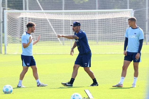 Sport Bilder des Tages DEU, DFL, 2. FBL Hertha BSC, Training, 04.09.2024, Sportforum, Berlin, DEU, DFL, 2. FBL Hertha BSC, Training, im Bild Cheftrainer Cristian Fiel (Hertha BSC Berlin), Diego Demme (Hertha BSC Berlin 6), Michael Cuisance (Hertha BSC Berlin 27) DFL - regulations prohibit any use of Photographs as image sequences and or quasi-video Foto: Juergen Engler nordphoto GmbH