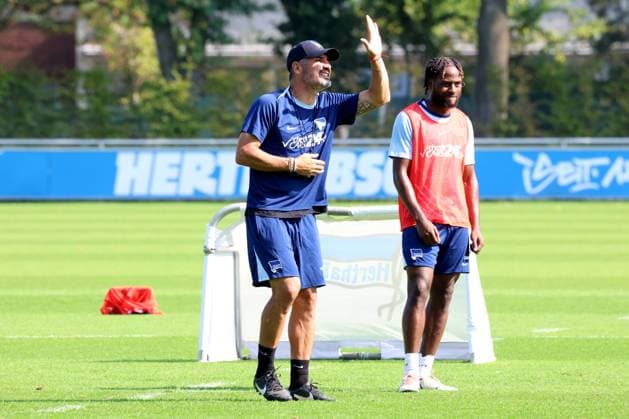 DEU, DFL, 2. FBL Hertha BSC, Training, 04.09.2024, Sportforum, Berlin, DEU, DFL, 2. FBL Hertha BSC, Training, im Bild Cheftrainer Cristian Fiel (Hertha BSC Berlin), Deyovaisio Zeefuik (Hertha BSC Berlin 42) DFL - regulations prohibit any use of Photographs as image sequences and or quasi-video Foto: Juergen Engler nordphoto GmbH