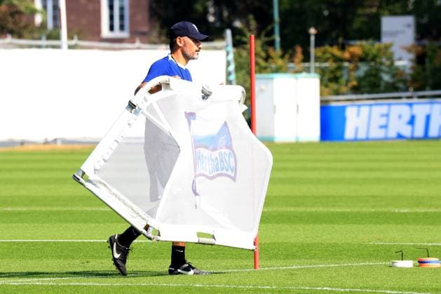 DEU, DFL, 2. FBL Hertha BSC, Training, 04.09.2024, Sportforum, Berlin, DEU, DFL, 2. FBL Hertha BSC, Training, im Bild Cheftrainer Cristian Fiel (Hertha BSC Berlin), traegt Minitor DFL - regulations prohibit any use of Photographs as image sequences and or quasi-video Foto: Juergen Engler nordphoto GmbH