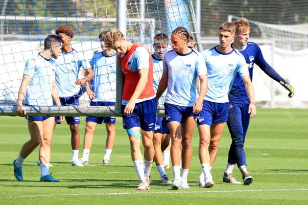 DEU, DFL, 2. FBL Hertha BSC, Training, 04.09.2024, Sportforum, Berlin, DEU, DFL, 2. FBL Hertha BSC, Training, im Bild Tortraeger, Hertha-Spielerkreis, Luca Schuler (Hertha BSC Berlin 18), Derry Scherhant (Hertha BSC Berlin 39) DFL - regulations prohibit any use of Photographs as image sequences and or quasi-video Foto: Juergen Engler nordphoto GmbH