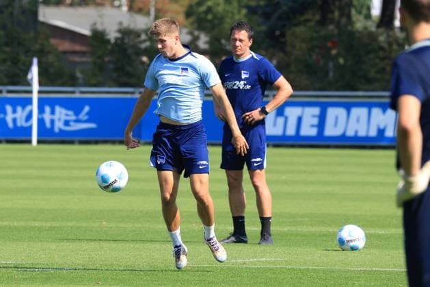 DEU, DFL, 2. FBL Hertha BSC, Training, 04.09.2024, Sportforum, Berlin, DEU, DFL, 2. FBL Hertha BSC, Training, im Bild Gustav Christensen (Hertha BSC Berlin 26), Konditionstrainer Hendrik Kuchno (Hertha BSC Berlin) DFL - regulations prohibit any use of Photographs as image sequences and or quasi-video Foto: Juergen Engler nordphoto GmbH