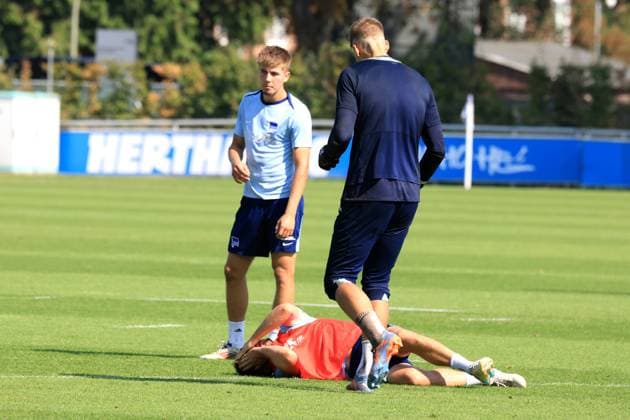 DEU, DFL, 2. FBL Hertha BSC, Training, 04.09.2024, Sportforum, Berlin, DEU, DFL, 2. FBL Hertha BSC, Training, im Bild Diego Demme (Hertha BSC Berlin 6), bekam den Ball ins Gesicht Gustav Christensen (Hertha BSC Berlin 26) DFL - regulations prohibit any use of Photographs as image sequences and or quasi-video Foto: Juergen Engler nordphoto GmbH