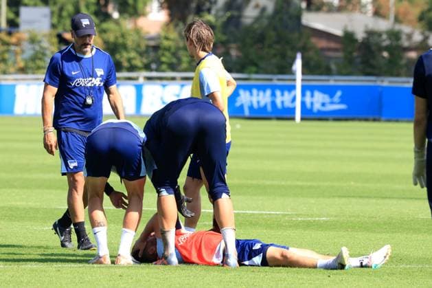 Sport Bilder des Tages DEU, DFL, 2. FBL Hertha BSC, Training, 04.09.2024, Sportforum, Berlin, DEU, DFL, 2. FBL Hertha BSC, Training, im Bild Diego Demme (Hertha BSC Berlin 6), bekam den Ball ins Gesicht, Cheftrainer Cristian Fiel (Hertha BSC Berlin) DFL - regulations prohibit any use of Photographs as image sequences and or quasi-video Foto: Juergen Engler nordphoto GmbH *** DEU, DFL, 2 FBL Hertha BSC, Training, 04 09 2024, Sportforum, Berlin, DEU, DFL, 2 FBL Hertha BSC, Training, in the picture Diego Demme Hertha BSC Berlin 6 , got the ball in the face, head coach Cristian Fiel Hertha BSC Berlin DFL regulations prohibit any use of Photographs as image sequences and or quasi video Foto Juergen Engler nordphoto GmbH nordphotoxGmbHx xEngler nph00076