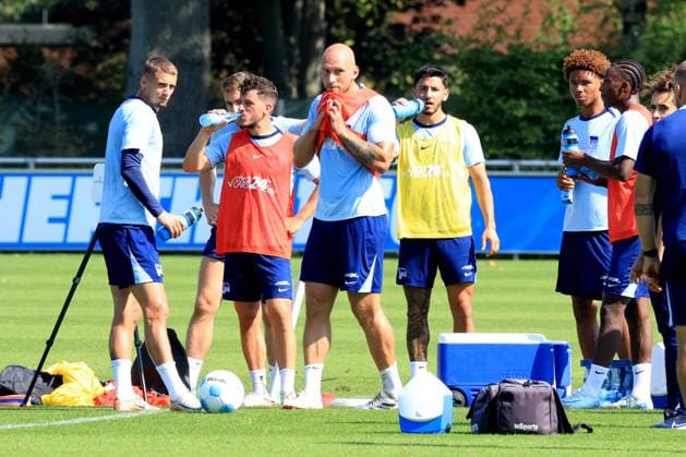 DEU, DFL, 2. FBL Hertha BSC, Training, 04.09.2024, Sportforum, Berlin, DEU, DFL, 2. FBL Hertha BSC, Training, im Bild Diego Demme (Hertha BSC Berlin 6), bekam den Ball ins Gesicht, Michael Cuisance (Hertha BSC Berlin 27), Toni Leistner (Hertha BSC Berlin 37), Kevin Sessa (Hertha BSC Berlin 8) DFL - regulations prohibit any use of Photographs as image sequences and or quasi-video Foto: Juergen Engler nordphoto GmbH