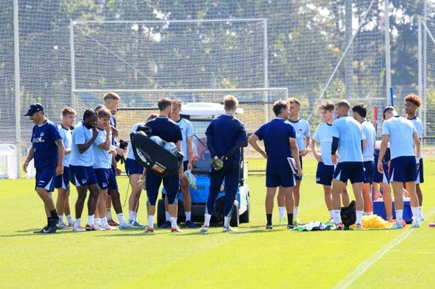 DEU, DFL, 2. FBL Hertha BSC, Training, 04.09.2024, Sportforum, Berlin, DEU, DFL, 2. FBL Hertha BSC, Training, im Bild Cheftrainer Cristian Fiel (Hertha BSC Berlin), Hertha-Spielerkreis DFL - regulations prohibit any use of Photographs as image sequences and or quasi-video Foto: Juergen Engler nordphoto GmbH