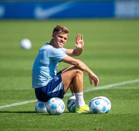 Fussball, Herren, Saison 2024 2025, 2. Bundesliga, Hertha BSC, Training, Florian Niederlechner (Hertha BSC) winkt, 04.09. 2024,