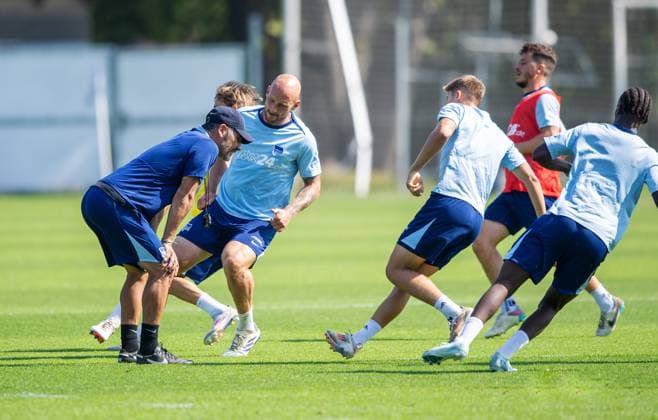 Fussball, Herren, Saison 2024 2025, 2. Bundesliga, Hertha BSC, Training, v. l. Trainer Cristian Fiel (Hertha BSC), Toni Leistner (Hertha BSC), Gustav Christensen (Hertha BSC), Diego Demme (Hertha BSC), Jelani Ndi (Hertha BSC), 04.09. 2024,