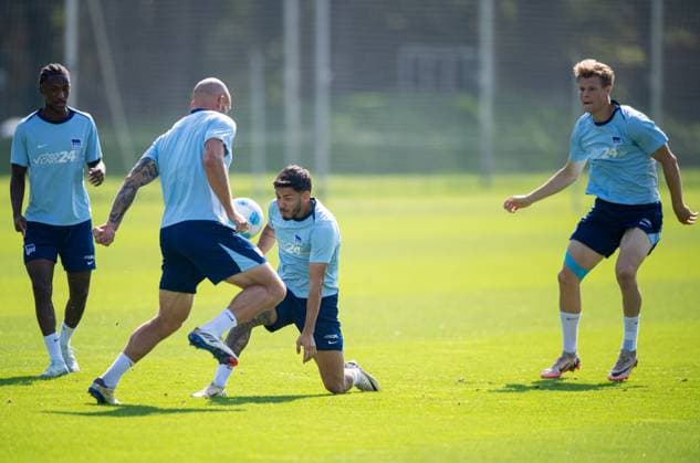 Fussball, Herren, Saison 2024 2025, 2. Bundesliga, Hertha BSC, Training, v. l. Jelani Ndi (Hertha BSC), Toni Leistner (Hertha BSC), Kevin Sessa (Hertha BSC), Luca Schuler (Hertha BSC), 04.09. 2024,