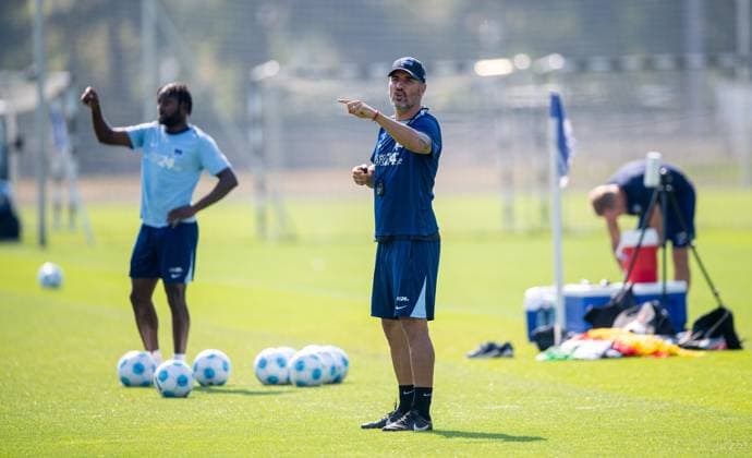 Fussball, Herren, Saison 2024 2025, 2. Bundesliga, Hertha BSC, Training, v. l. Deyovaisio Zeefuik (Hertha BSC), Trainer Cristian Fiel (Hertha BSC), 04.09. 2024,